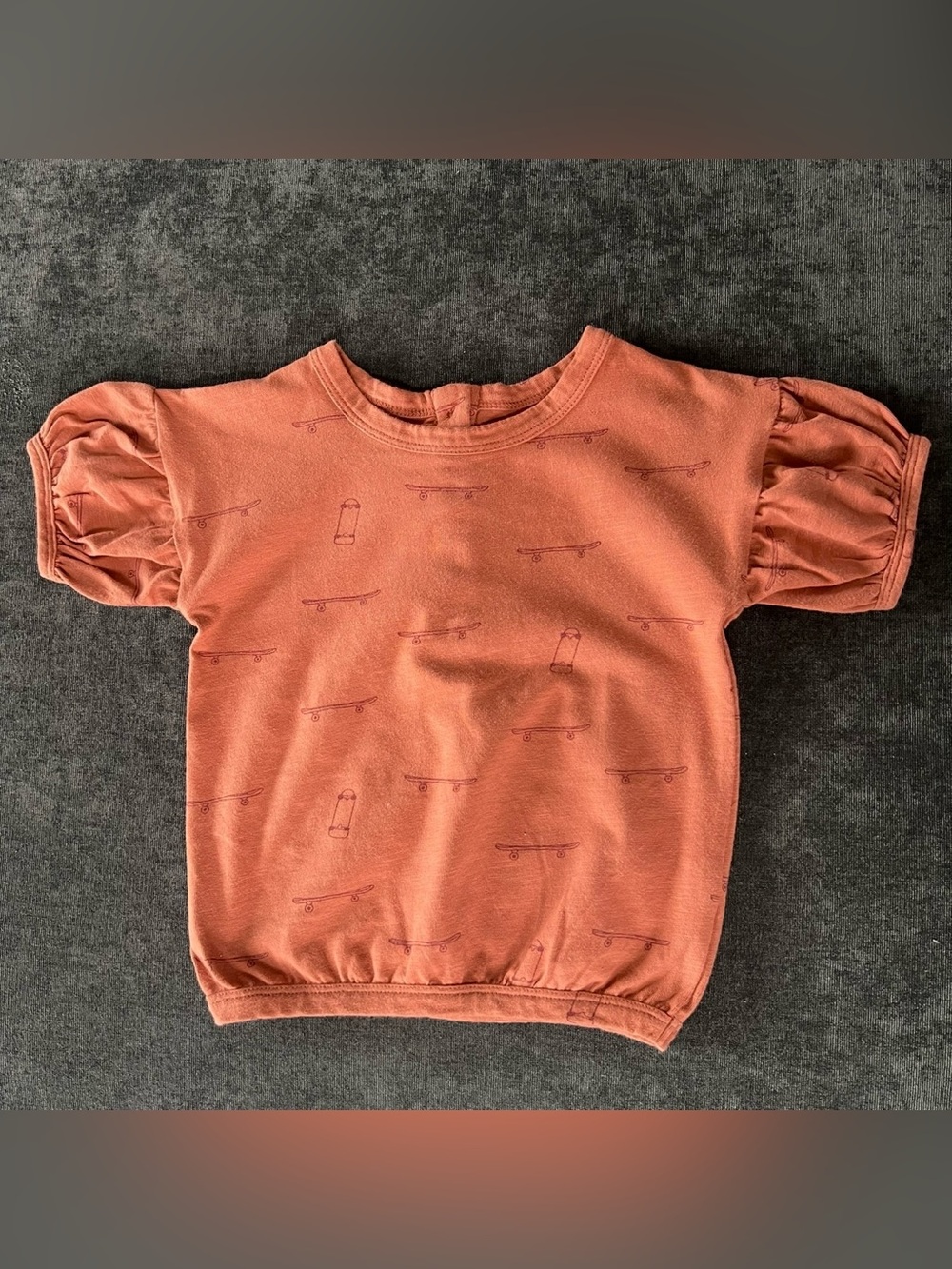 Kate Quinn Short Sleeve Balloon Tee in Little Skateboards Size 12-18 Months